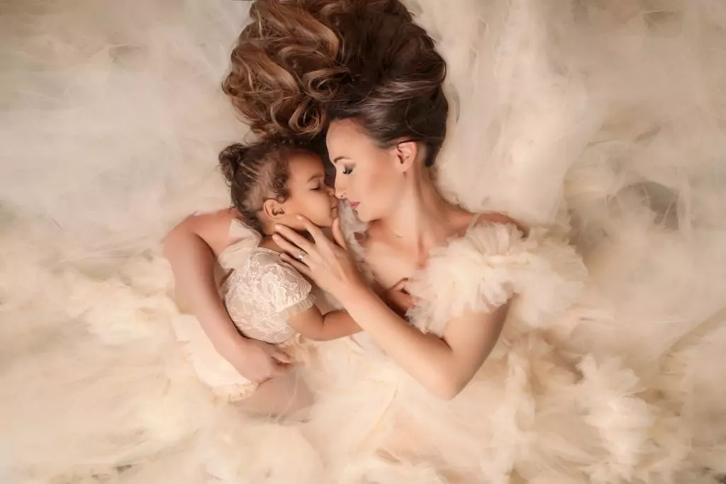Être photographe de famille, c'est accompagner ses clients sur tous les moments forts de leurs vies : la grossesse, la naissance, l'enfance, la famille ...
Sarah vous accueille dans son studio où elle vous présente sa vision artistique de photographe de famille.