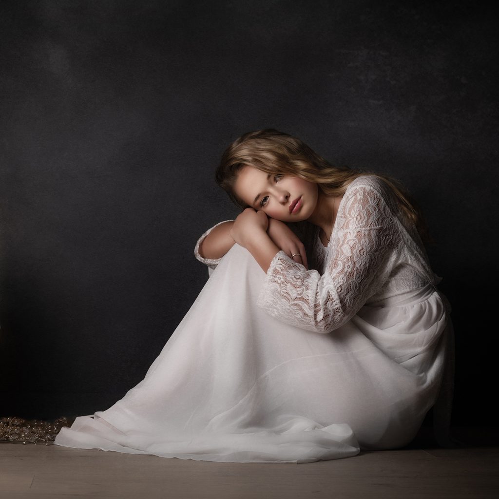 Le portrait dit «fine art» consiste à photographier sous une ambiance des peintres flamands, tels Vermeer. 
Un travail de préparation de la séance est important pour choisir les bons accessoires, la prise de vue consiste à une gestion précise de la lumière, et la retouche permet de donner ce style pictural très recherché.