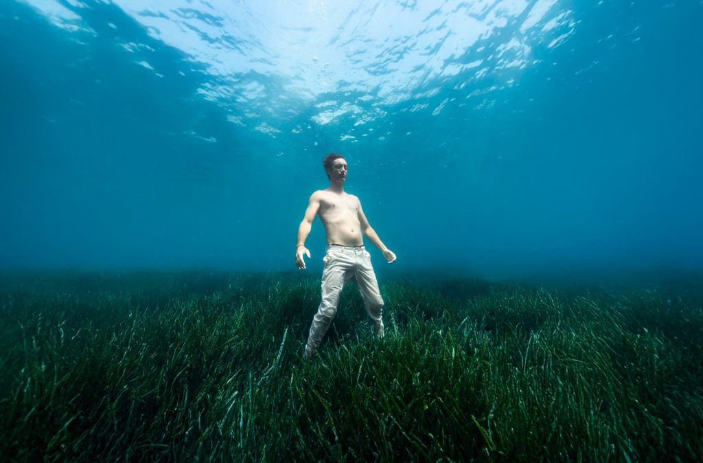 Photographier sous l’eau est pour beaucoup de photographes un rêve ultime !
Dans l’eau, il n’y a plus de gravité, tout semble en suspension dans un monde onirique fascinant
Découvrez la photographie underwater en piscine mais aussi en mer dans ce masterclass exceptionnel