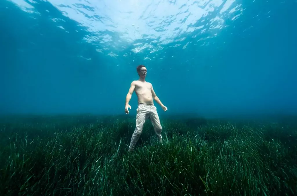 Photographier sous l’eau est pour beaucoup de photographes un rêve ultime !
Dans l’eau, il n’y a plus de gravité, tout semble en suspension dans un monde onirique fascinant
Découvrez la photographie underwater en piscine mais aussi en mer dans ce masterclass exceptionnel