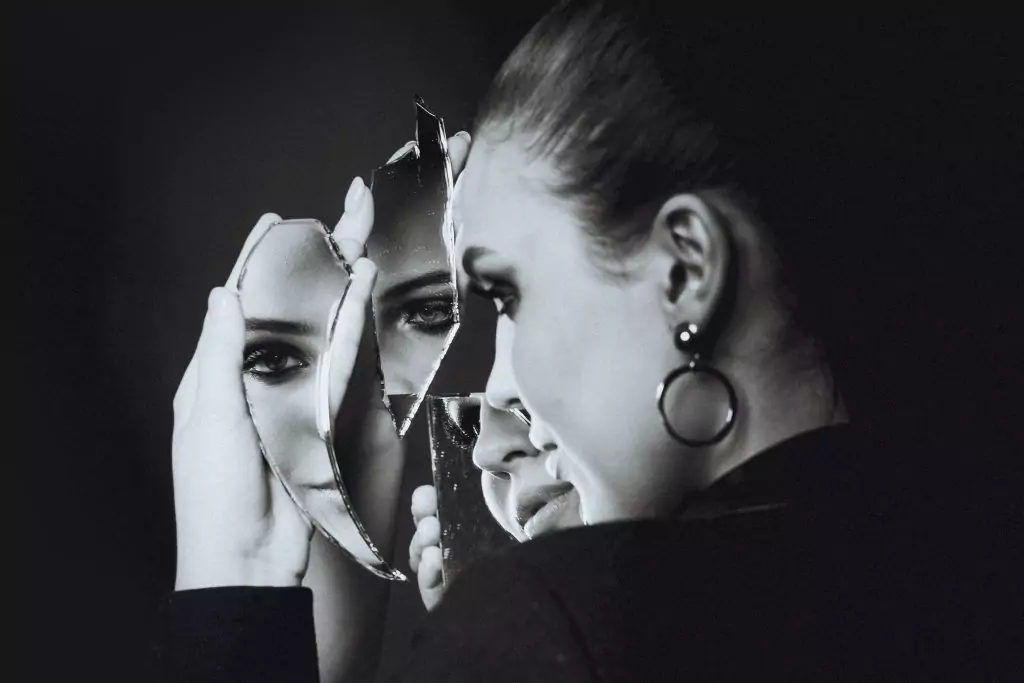 Le portrait cache, très souvent, des demandes implicites liées à un désir de mieux s’accepter, de mieux accepter l’image de soi.
Accompagner son client dans cette approche intime ne s’improvise pas. Cette formation a pour vocation à vous guider sur la posture et à vous donner des outils précieux pour un accompagnement sensible, conscient et respectueux de votre client.