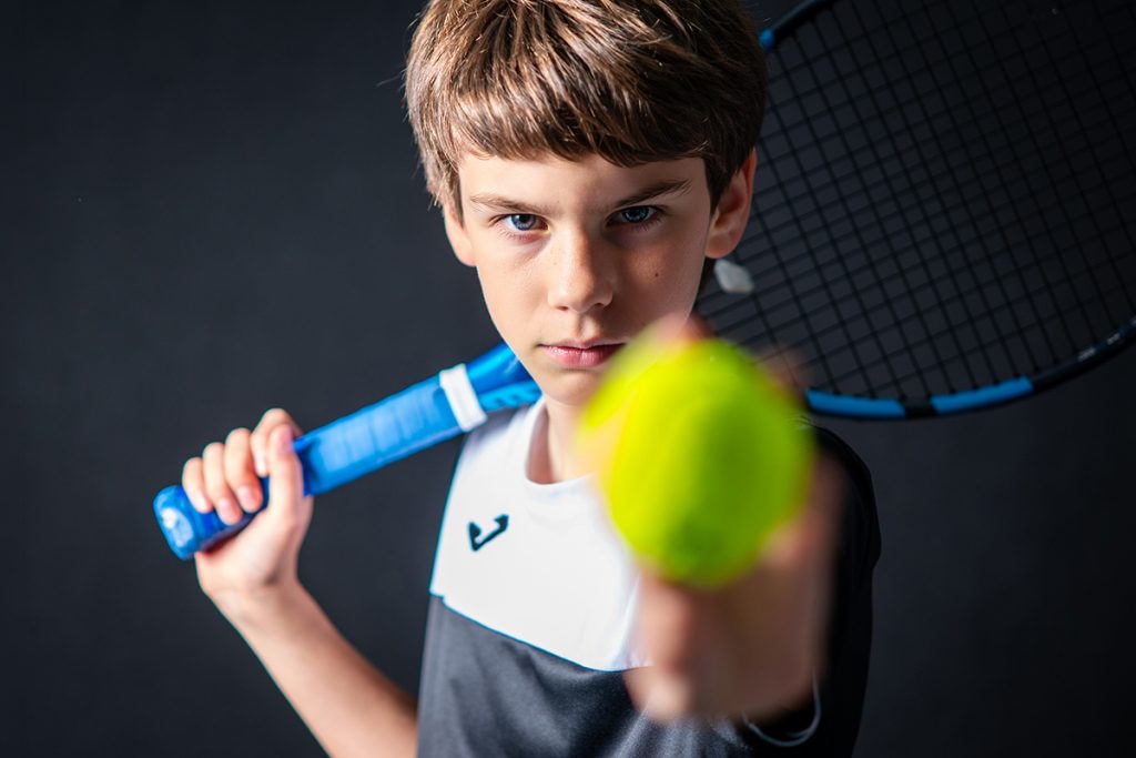 Tout le monde connaît la photographie scolaire, mais la photographie de clubs de sports reste encore très peu exploitée, alors qu’elle représente un marché potentiel conséquent, avec des possibilités créatrices intéressantes. 
À travers une alternance de contenus théoriques et pratiques, les stagiaires apprendront 
à préparer et organiser une prestation, à maîtriser un dispositif de prise de vue simple et efficace, ainsi que le workflow de retouche, et la mise en place de galeries à présenter aux parents.