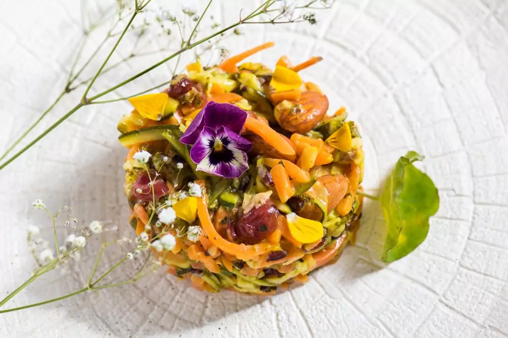 La photographie culinaire, ce n'est surtout pas prendre des plats en photo !
Modelez votre éclairage pour créer une ambiance, réalisez des mises-en-scène, racontez une histoire autour de votre produit pour créer des images des plus savoureuses.
Nous avons conçu une formation inédite, au coeur d’une école prestigieuse. Dans ce cadre exceptionnel, assisté par le savoir-faire de notre formatrice, profitez d’un environnement incroyable et partagez votre amour de la gastronomie avec les chefs de demain !