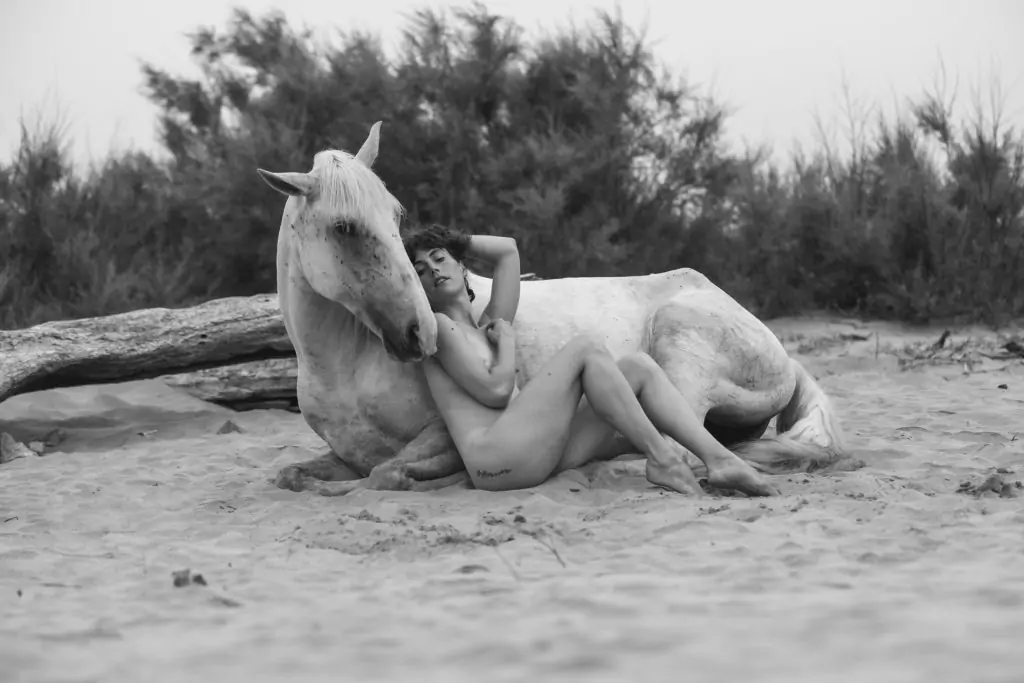 Découvrez lors de ce Masterclass l’art du nu photographique dans un cadre professionnel et bienveillant. Cette formation s’adresse aux photographes souhaitant explorer la grâce du corps humain tout en plaçant le respect et la confiance au coeur de leur démarche artistique.
Nous militons pour une approche éthique, sensible et inspirante afin d’enfin sortir de cette image poussièreuse d’une discipline perverse.