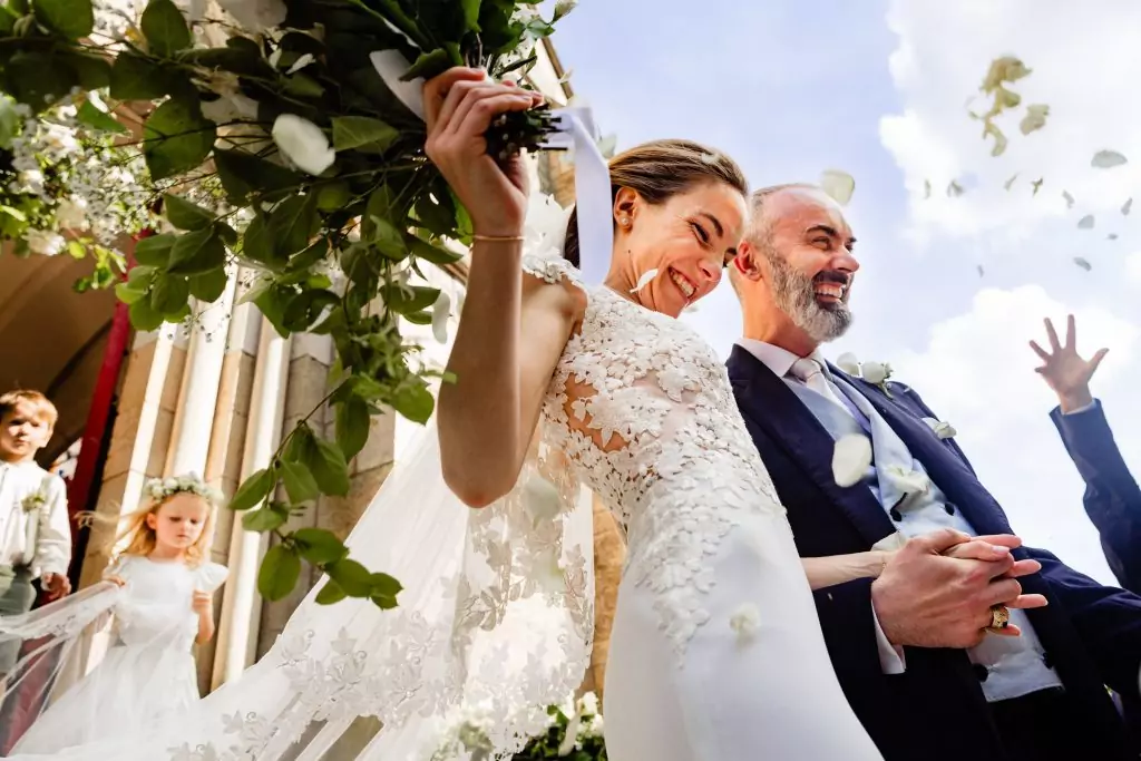 Le mariage est un jour unique pour vos clients.
Pour le photographe, réussir le reportage qui retrace au plus près l’émotion de ce jour particulier est un challenge et un moment fort d’adrénaline.
Assurer les moments clés et connaître un éventail de techniques spécifiques, notamment avec un flash déporté, sont des compétences primordiales pour un reportage professionnel.