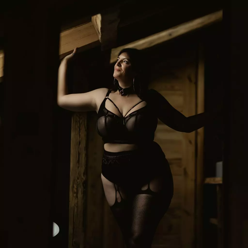 la diversité corporelle en boudoir, formation pour photographes professionnels, expliquant comment gérer le posing en boudoir quelque soit la morphologie de la cliente, animée par Sarah Casado, à l'Atelier de Charles