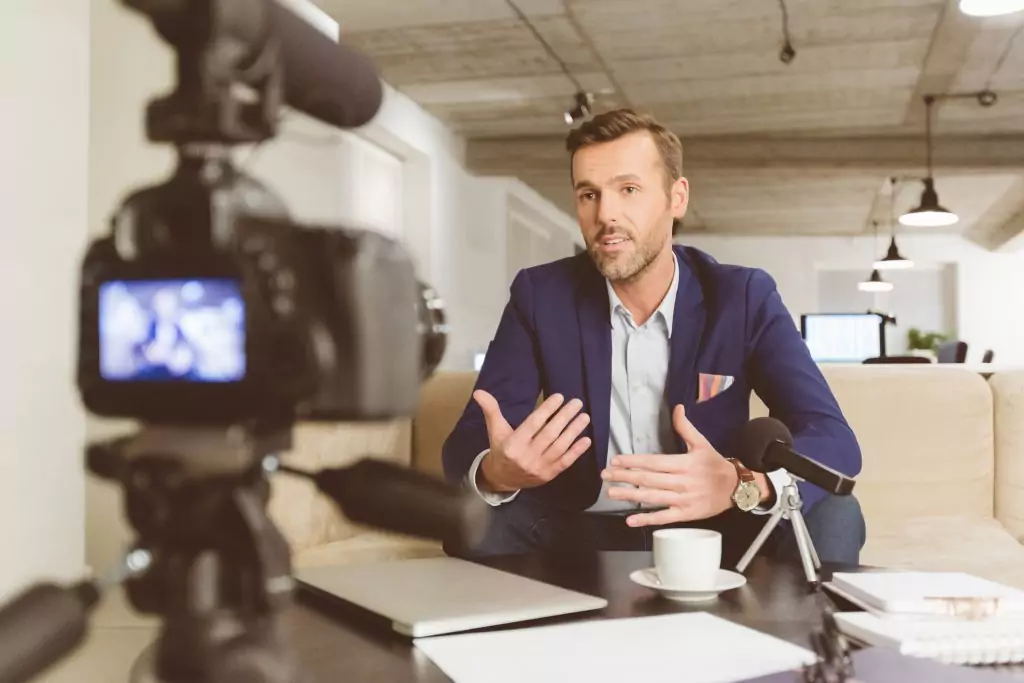 Aujourd’hui, la vidéo est absolument indispensable dans toute communication impactante.
Que vous souhaitiez proposer ce service à vos clients ou que vous puissiez créer des vidéos
professionnelles pour promouvoir votre activité, cette formation est pour vous.
De la conception du storytelling, au montage, en passant par la réalisation des rushs, vous serez indépendant dans la réalisation de vos vidéos.