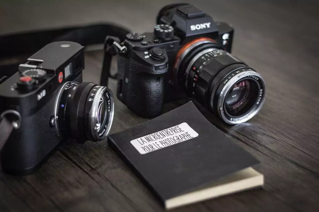 Être photographe indépendant est un métier passionnant !
Une très grande majorité choisissent le régime de la micro-entreprise connu pour sa souplesse.
Comme toute entreprise, cela entraine des droits mais aussi des devoirs.
Prenez ce temps de formation pour être à l’aise avec votre statut et ne pas risquer de faire des erreurs dans la gestion de votre entreprise.