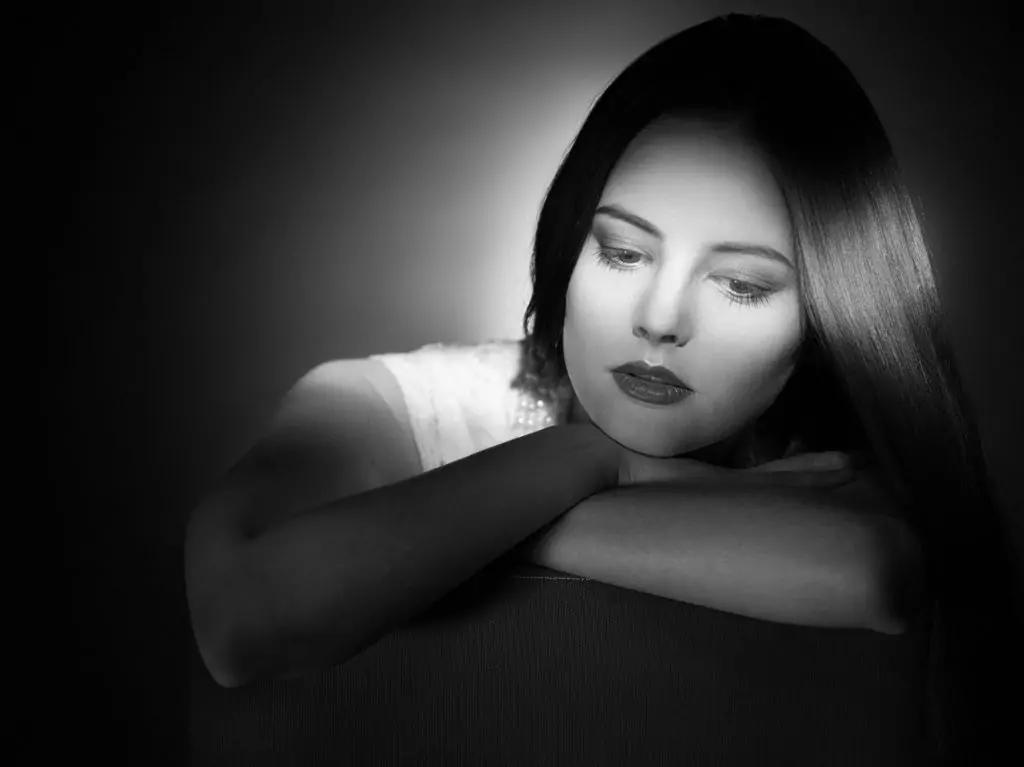 Intemporel et glamour, ce type de portrait séduit les clients qui rêvent d'être photographiés comme les stars de cinéma.
Demandant précision dans le choix des éclairage et dans la direction de modèle, ce portrait se doit d'être abordé avec subtilité et sensibilité