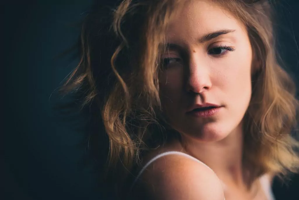 Un plan d'éclairage se pense, se réfléchit puis se construit. Le choix judicieux du type de flashs, de leurs puissances, de leur positionnement et des modeleurs utilisés sont nécessaires pour réaliser des images abouties.