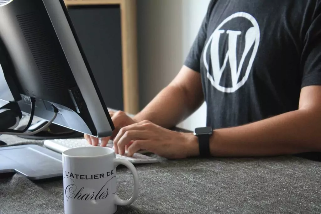Même si beaucoup de choses se passent sur les réseaux, avoir un beau site internet est totalement indispensable pour être crédible.
Nous vous accompagnons, pas à pas, dans la création de votre site internet, depuis l'ouverture de votre nom de domaine jusqu'à la mise en ligne finale.